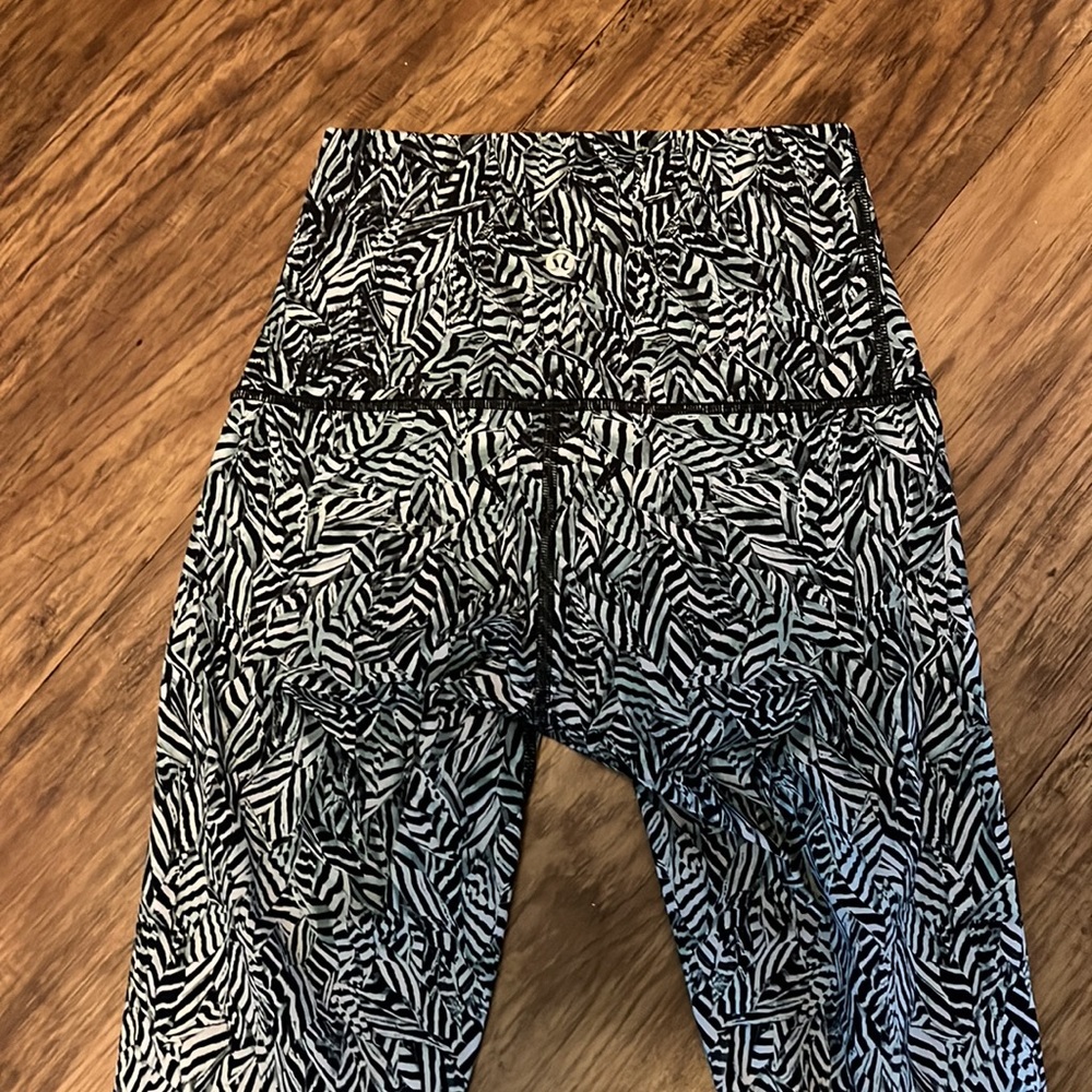 Lululemon Hi Rise Wunder Under - Picture 6 of 9